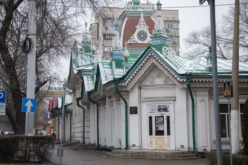 Дом тканей 'Кызыл Тан', общий план. Съёмка от 26 февраля 2026 года.