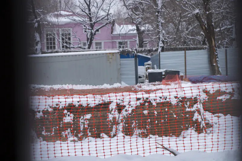 Котлован на месте снесённого роддома № 1. На его месте будут строить новое здание.