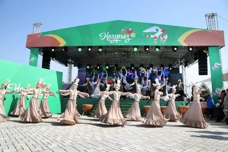 «Көктөбедегі Көрісу»: алматинцев поздравили с Днём Көрісу звуковые дроны и роботы (2)