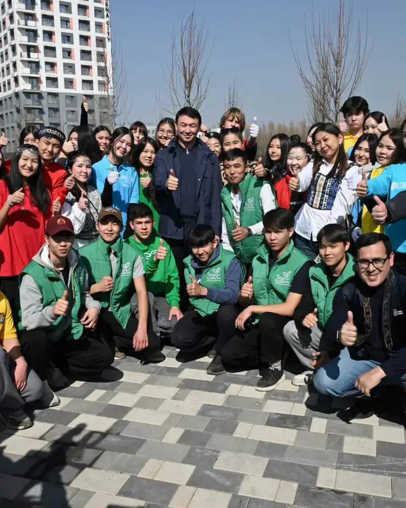 Аким Алматы принял участие в посадке деревьев в рамках празднования Наурыза (4)