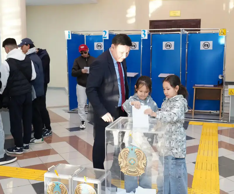 АКИМ ТУРКЕСТАНСКОЙ ОБЛАСТИ НУРАЛХАН КУШЕРОВ ПРОГОЛОСОВАЛ НА РЕФЕРЕНДУМЕ (5)