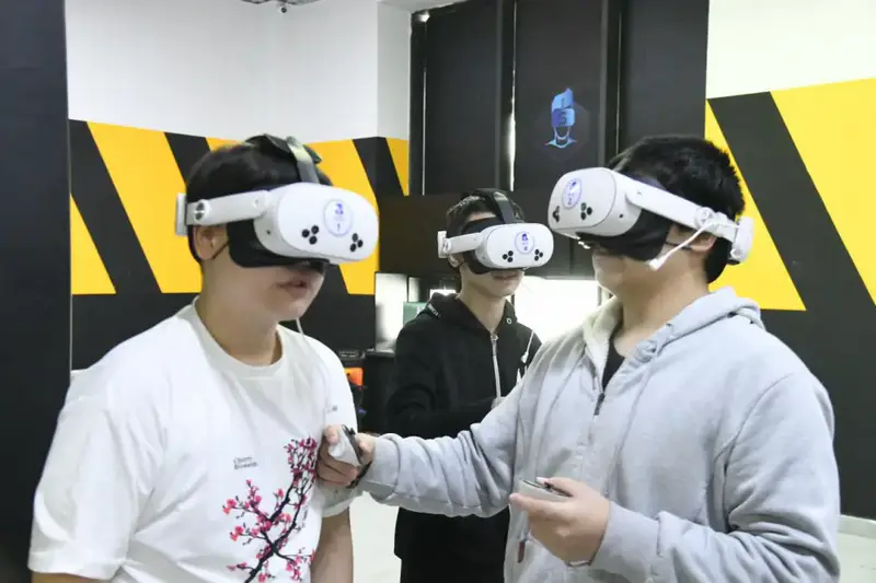 Попробовать себя в будущей профессии смогли столичные студенты благодаря виртуальной реальности (5)