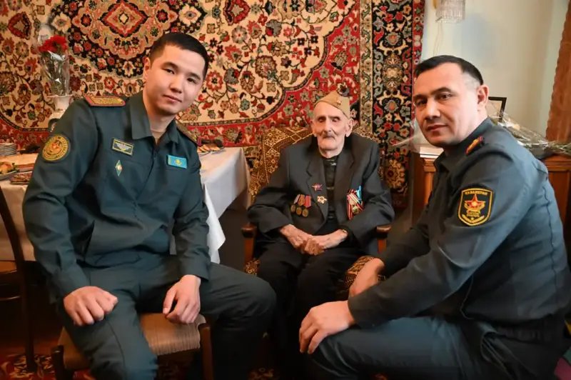 В Караганде военнослужащие поздравили ветерана войны с вековым юбилеем (2)