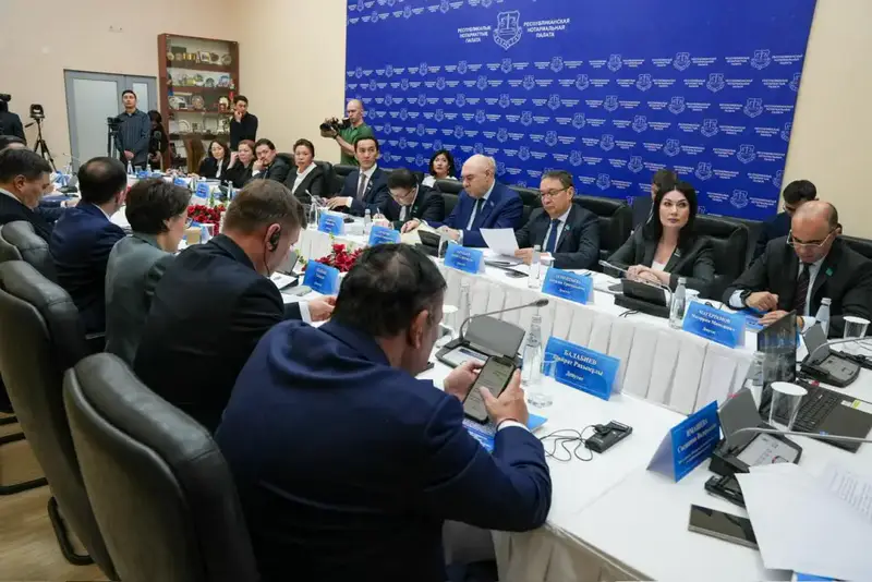 Министр юстиции Республики Казахстан Ерлан Сарсембаев принял участие в выездном заседании на тему «Обеспечение законности нотариальных действий и цифровизация нотариальной деятельности» (3)