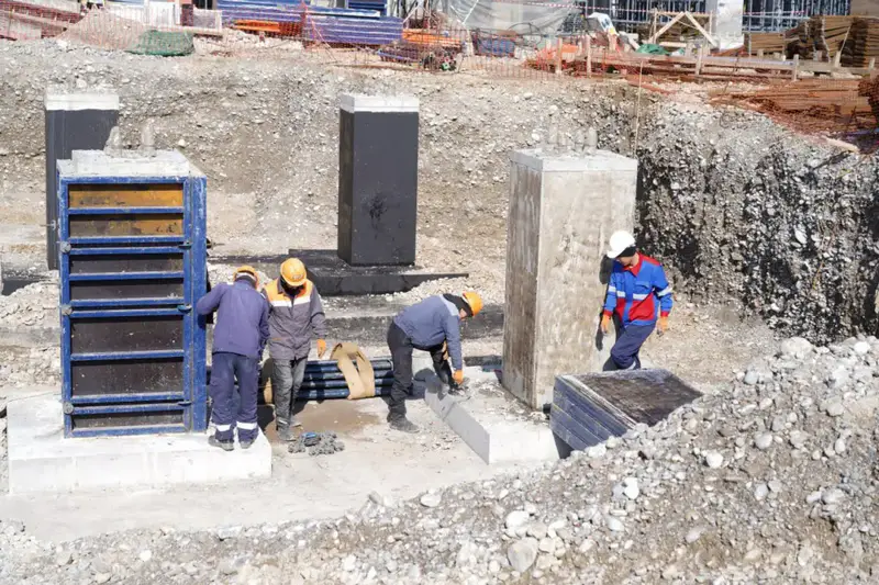 Олжас Бектенов проверил реализацию поручений Президента по строительству электростанции в Туркестанской области (5)