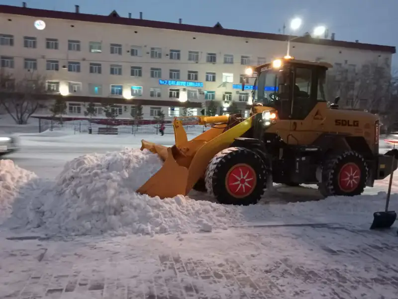Около трех тысяч дорожных рабочих задействовано в снегоуборочных работах в Астане (7)