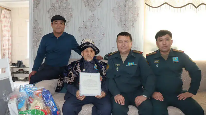 ВОЕННОСЛУЖАЩИЕ ТУРКЕСТАНСКОЙ ОБЛАСТИ ПОЗДРАВИЛИ ВЕТЕРАНА ВОВ С ДНЕМ БЛАГОДАРНОСТИ (2)