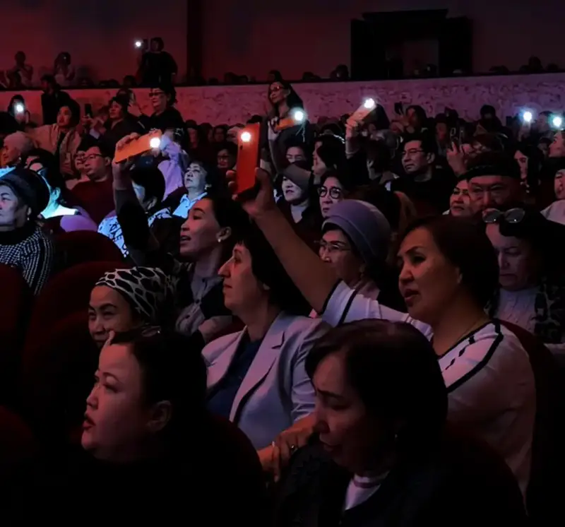 Актюбинцы выразили уважение, встав во время исполнения песни «Әлия» (5)