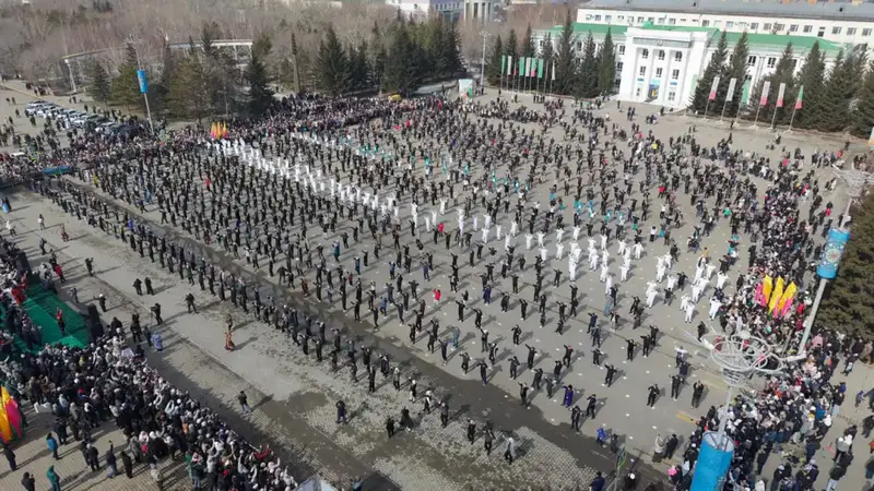 Рекордное число танцоров исполнили қара жорға в г. Кокшетау (4)