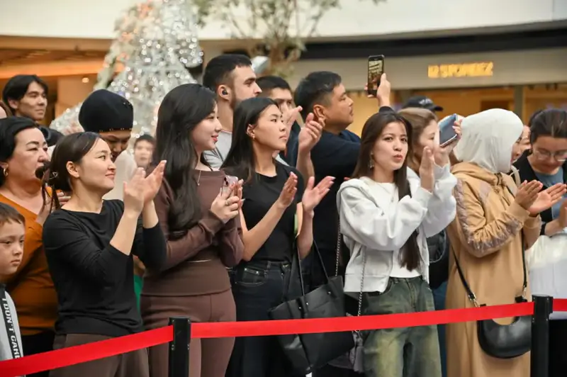 В Астане музыканты Центрального военного оркестра поздравили казахстанцев с праздником Наурыз (3)