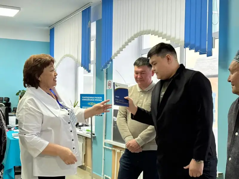 Референдум-2026: на избирательных участках Астаны вручают подарки первым проголосовавшим жителям (4)