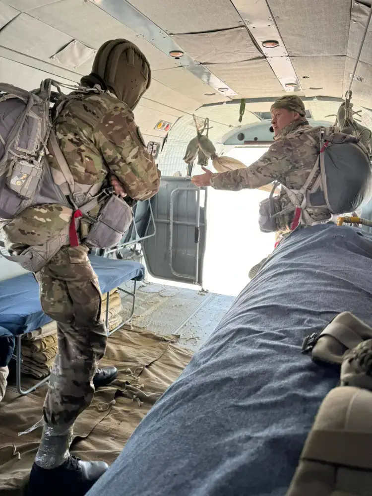 Курсанты военного института впервые выполнили учебные прыжки с парашютом (3)