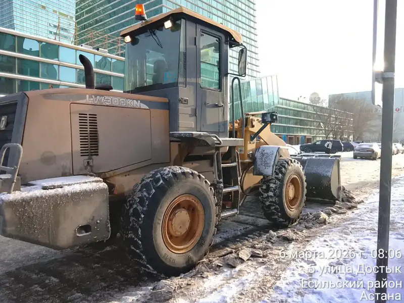 Более 3 тысяч дорожных рабочих задействовано в снегоуборочных работах в Астане (6)