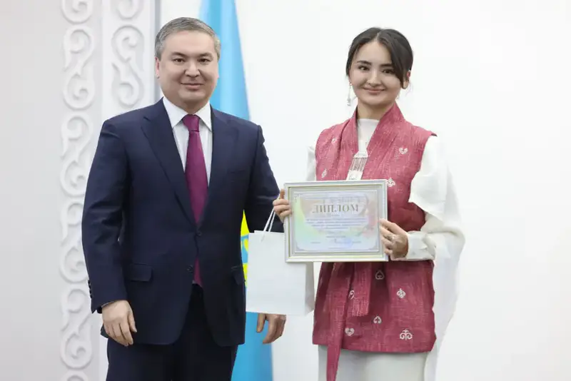 В Министерстве промышленности и строительства отметили Наурыз: Ерсайын Нагаспаев поздравил коллектив (2)