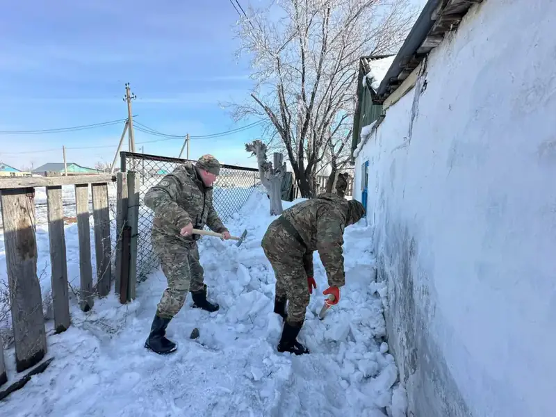 Гвардейцы участвуют в противопаводковых мероприятиях в Аркалыке (2)