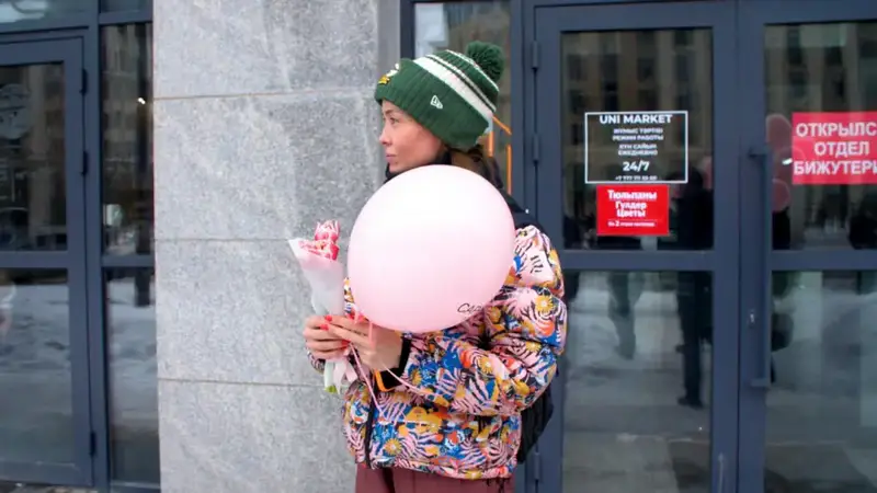 Цветы раздавали девушкам и женщинам в Астане (9)