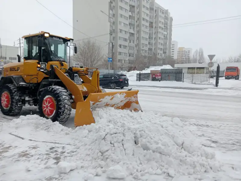 В работе по уборке снега в Астане задействованы тысячи дорожных рабочих (6)
