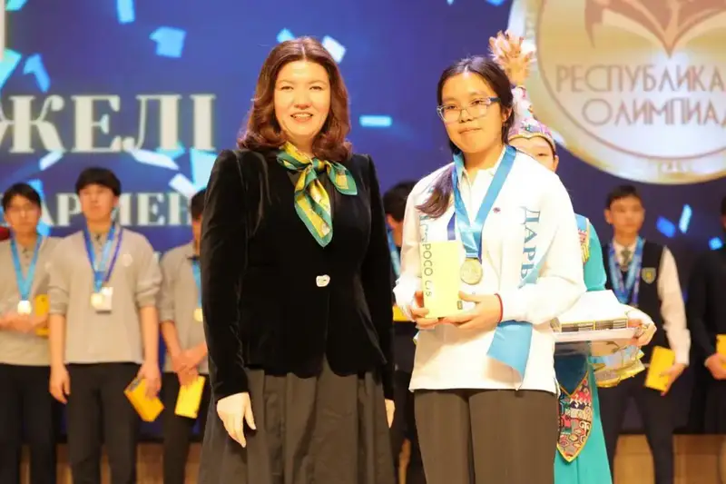 Министр просвещения Жулдыз Сулейменова наградила победителей республиканской олимпиады (5)