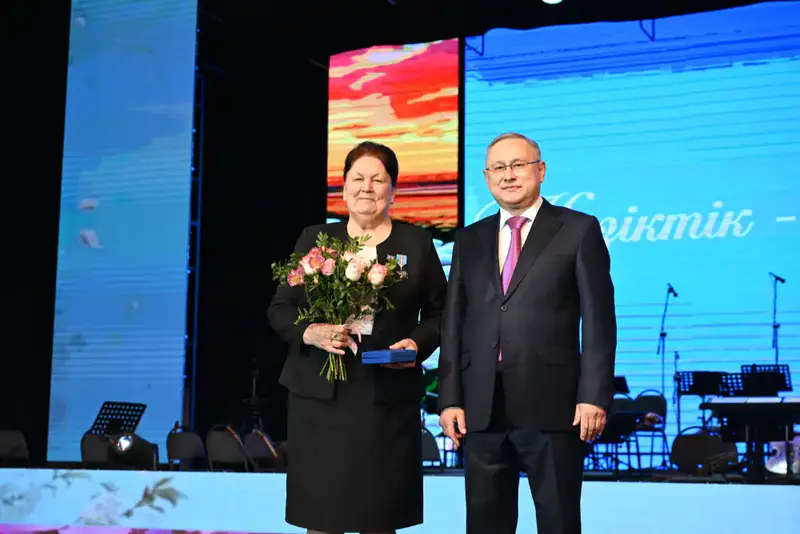 Бейбит Исабаев поздравил жительниц Жетісу с 8 Марта и вручил государственные награды (9)