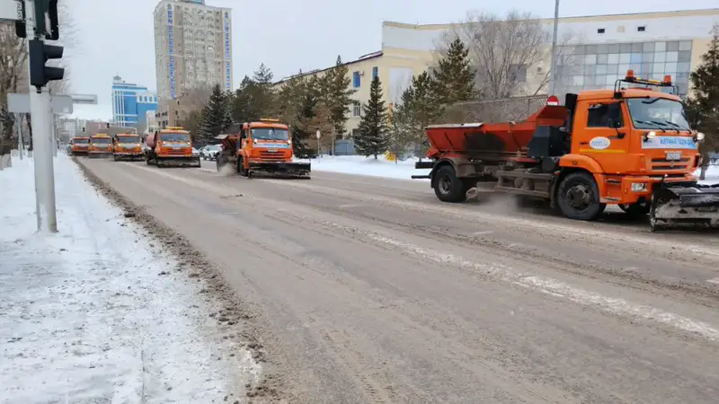 Около трех тысяч дорожных рабочих задействовано в снегоуборочных работах в Астане (9)