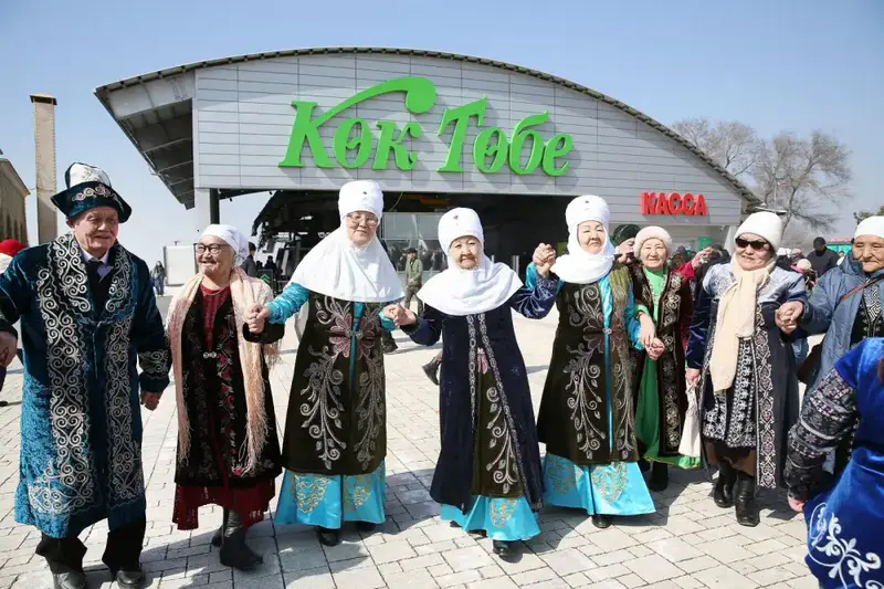 «Көктөбедегі Көрісу»: алматинцев поздравили с Днём Көрісу звуковые дроны и роботы (5)