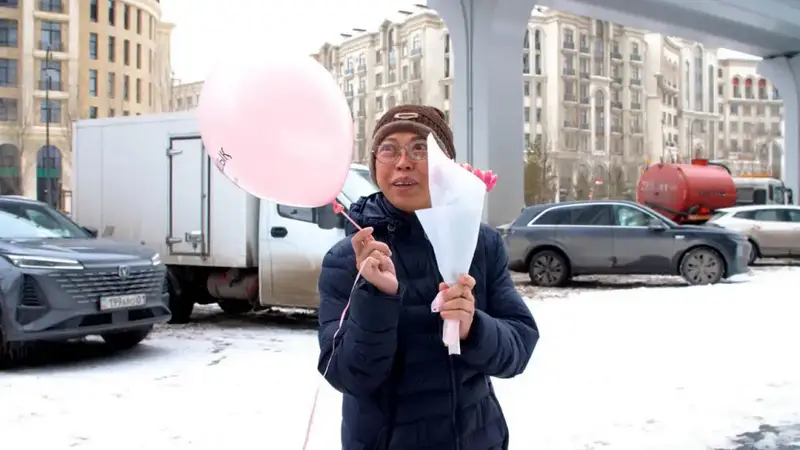 Цветы раздавали девушкам и женщинам в Астане (8)