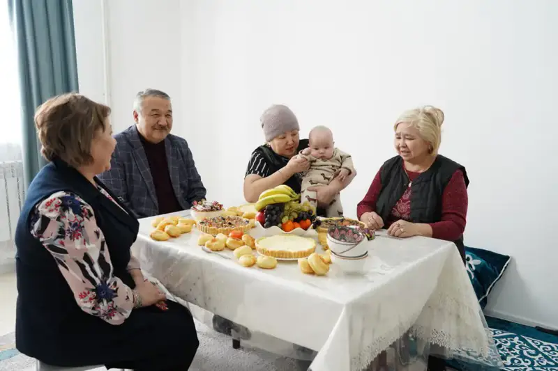 В Кокшетау вручили ключи от 125 квартир очередникам категории СУСН (8)