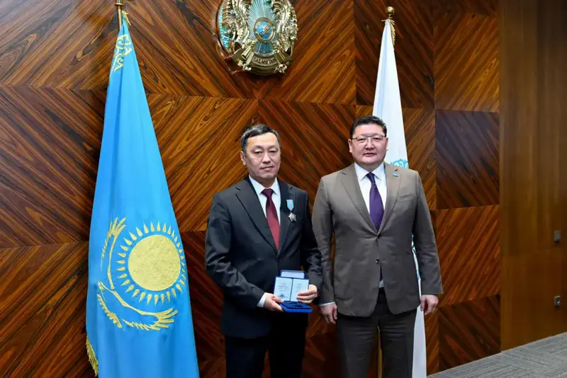 Активным участникам политической и общественной жизни региона оказано почтение (4)