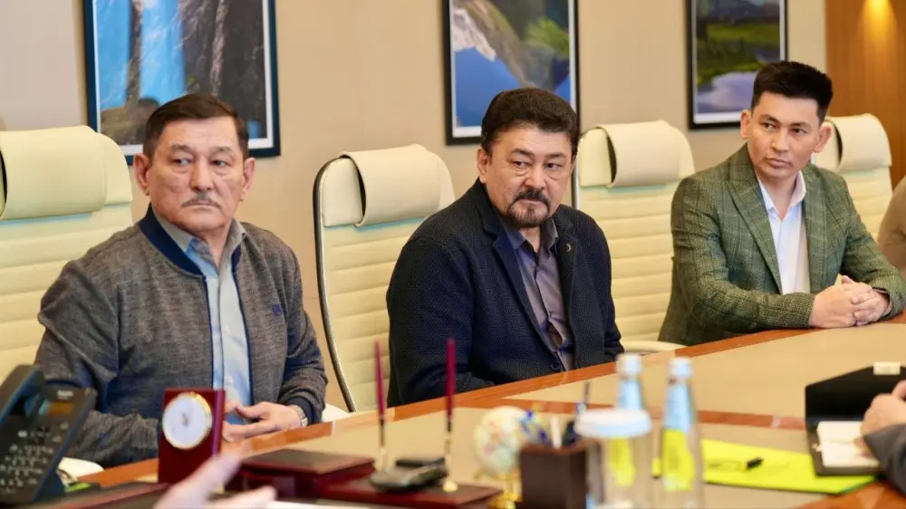 Аким ВКО провёл встречу с победителями республиканского айтыса (2)