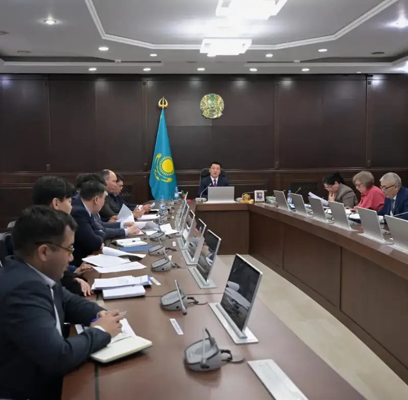 Аким области Асаин Байханов провел совещание по вопросам реализации проектов нового строительства, реконструкций и капитальных ремонтов (7)
