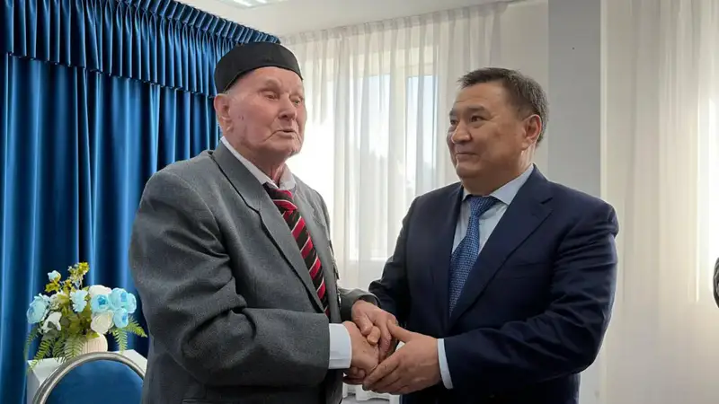 Аким области Марат Ахметжанов поздравил долгожителя в Щучинске (6)