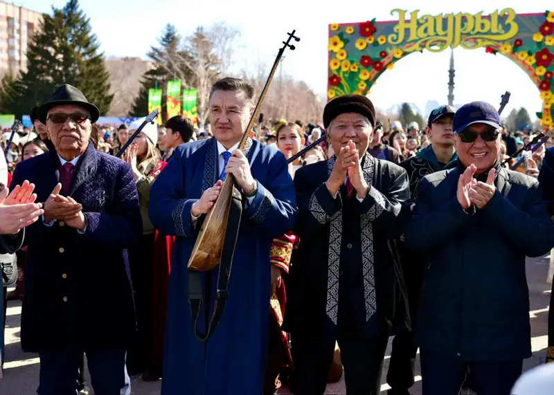 Более 5000 домбристов из ВКО установили мировой рекорд, исполнив песню «Акбулак» (10)