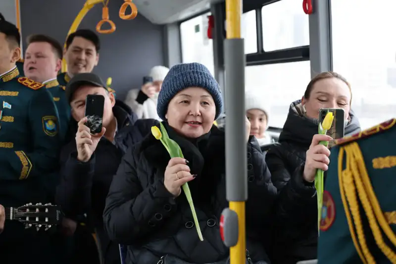 Песни и цветы в пути: легендарный мужской хор Нацгвардии поздравил женщин столицы (2)