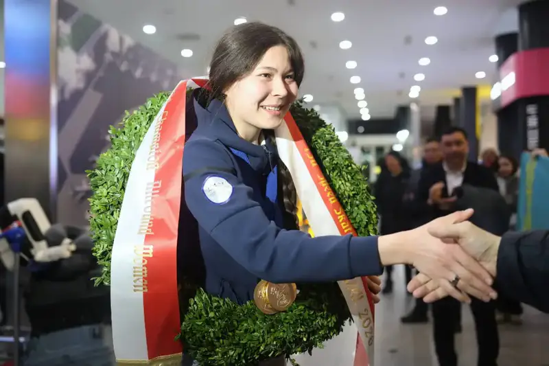 Казахстанская юниорская сборная по конькобежному спорту во главе с Кристиной Шумековой и Вадимом Чебардаковым вернулась домой (7)