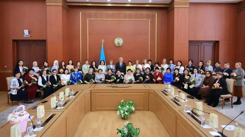 Ермаганбет Булекпаев поздравил женщин Карагандинской области с 8 Марта (4)