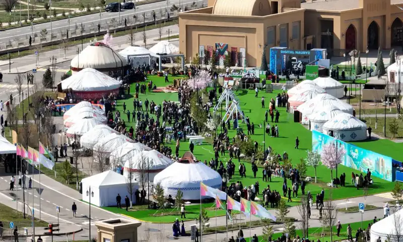 Глава государства принял участие в народных гуляньях по случаю праздника Наурыз (3)