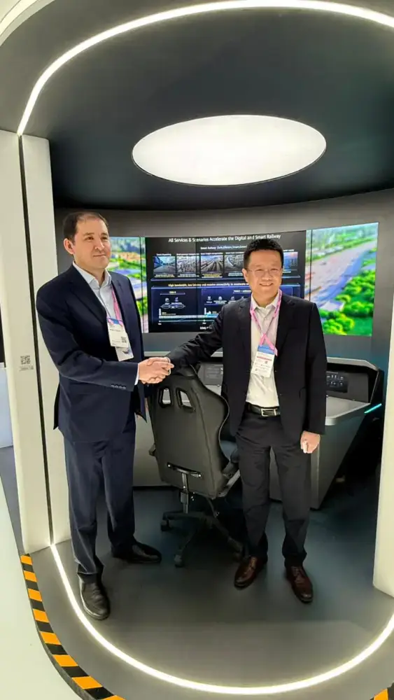 Вице-министр транспорта РК принял участие в MWC Barcelona 2026 (4)