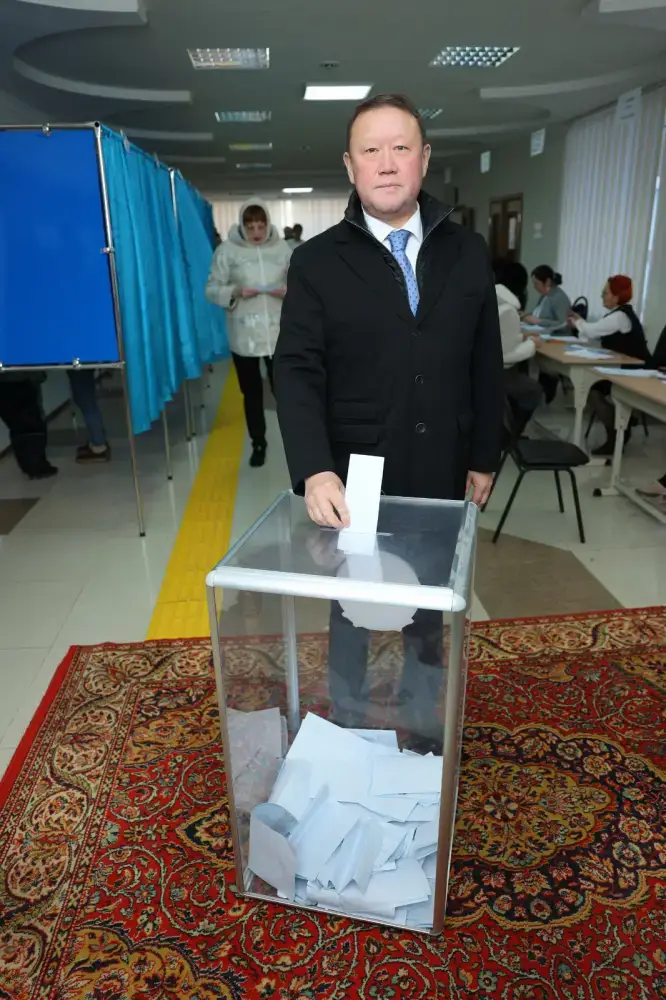 Аким Костанайской области проголосовал на референдуме (5)