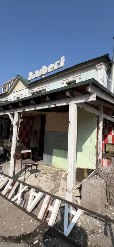 В Алматы сносят незаконное кафе (2)