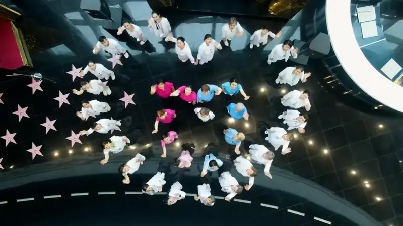 Столичные медики необычной акцией выразили поддержку новой Конституции (4)