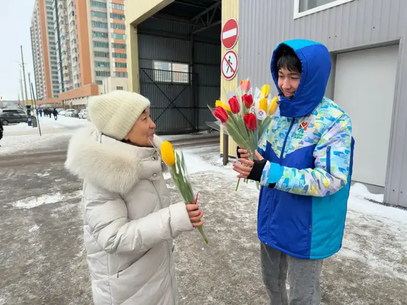 «Көктем шуағы»: в Астане волонтеры раздали женщинам цветы (5)