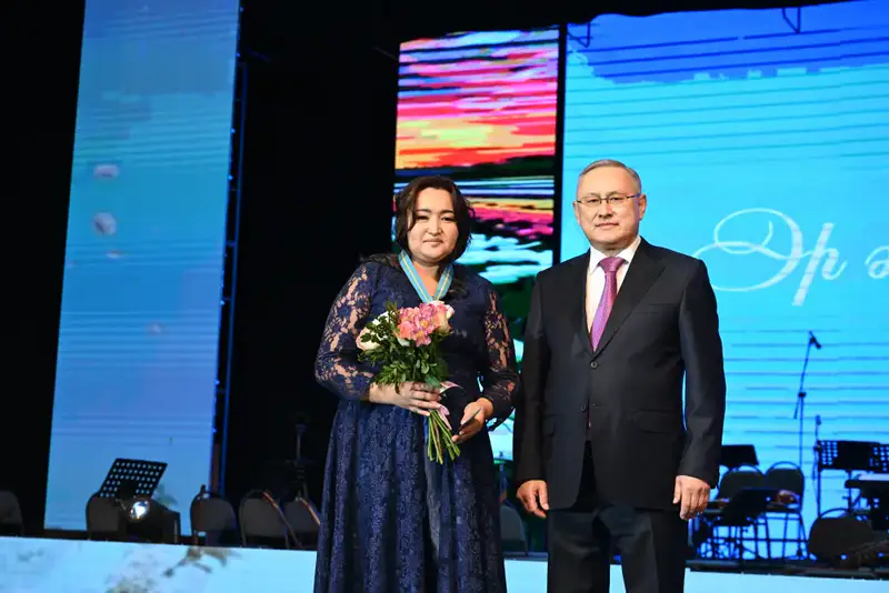 Бейбит Исабаев поздравил жительниц Жетісу с 8 Марта и вручил государственные награды (10)