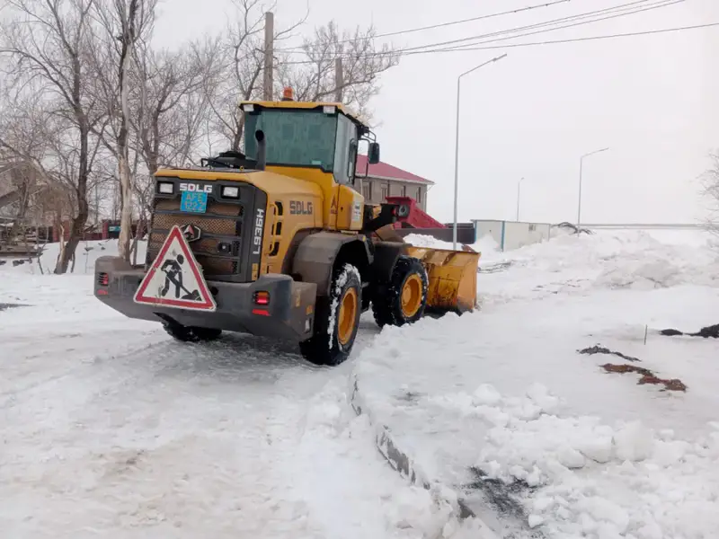 Тысячи дорожных рабочих вышли на снегоуборочные работы в Астане (3)