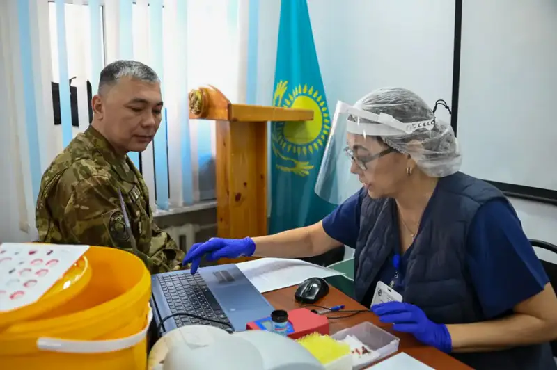В Астане военные медики провели акцию безвозмездной сдачи крови (2)