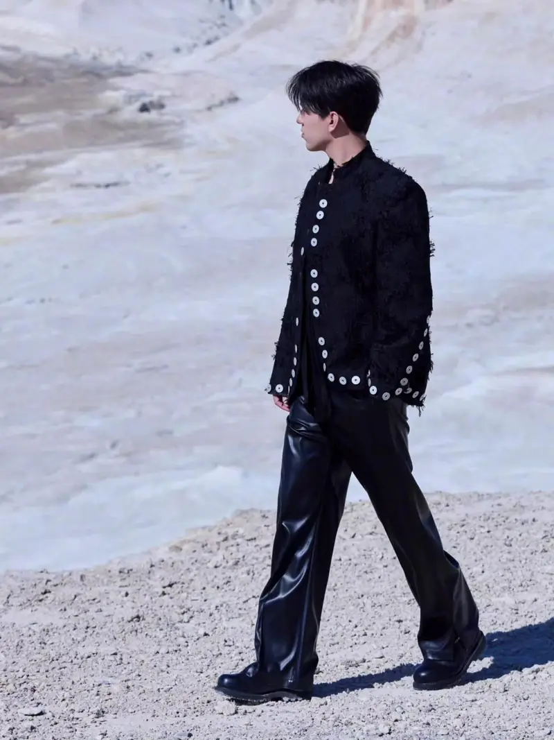 Димаш на фоне Бозжыры