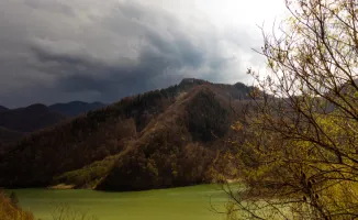 Синоптики Казгидромета прогнозируют резкие изменения погоды в Казахстане: жара до +30°C и грозовые дожди с 28 по 30 марта.