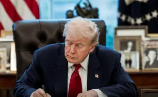 Трамп ставит автограф на долларах: исторический момент для США