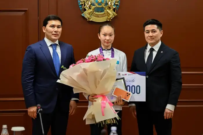 Ербол Мырзабосынов наградил чемпионку мира по таеквондо Айым Серикбаеву (7)