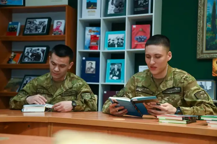 Солдат должен прочесть не менее 5 книг за службу: в Вооруженных силах отмечают Национальный день книги (2)