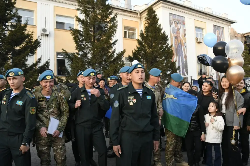 На столичном вокзале родные и близкие торжественно встретили солдат, вернувшихся из армии (2)